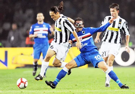 Tiền đạo Sampdoria Giampaolo Pazzini (giữa) trong vòng vây Juventus