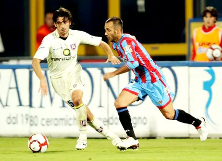 Tiền đạo Giuseppe Mascara (Catania, phải) đi bóng qua Manuel Idri (Chievo)