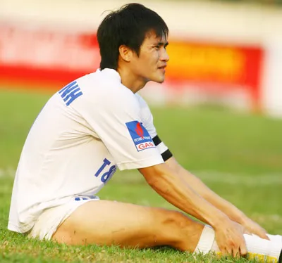 Nỗi buồn của Công Vinh sau trận thua CS.Đồng Tháp. Ảnh: H.H