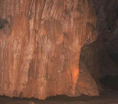 Thạch nhũ trong động có khối đỏ như đất ba dan. Thạch nhũ trong động có khối đỏ như đất ba dan.