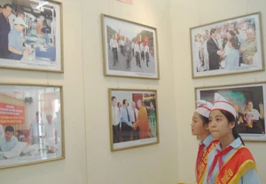 Những bức ảnh phản ánh nét đẹp và thành tựu kinh tế, văn hoá, xã hội của TP. HCM trong thời kỳ đổi mới tại triển lãm "Hà Nội - Huế - Sài Gòn là cây một cội, là con một nhà". Những bức ảnh phản ánh nét đẹp và thành tựu kinh tế, văn hoá, xã hội của TP. HCM trong thời kỳ đổi mới tại triển lãm "Hà Nội - Huế - Sài Gòn là cây một cội, là con một nhà".