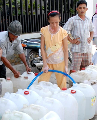 Nhà máy thừa nước, dân vẫn khát