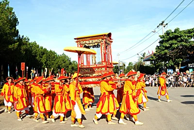 Đông đảo du khách xem lễ rước Đàn Nam giao ở Huế. Ảnh: AN DUNG Đông đảo du khách xem lễ rước Đàn Nam giao ở Huế. Ảnh: AN DUNG