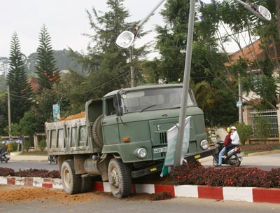 Đà Lạt: Xe tải “làm xiếc” giữa đường