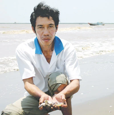 Anh Nguyễn Phi Quân (xã Tân Thành, huyện Gò Công Đông, tỉnh Tiền Giang) bất lực bên bãi nghêu chết Anh Nguyễn Phi Quân (xã Tân Thành, huyện Gò Công Đông, tỉnh Tiền Giang) bất lực bên bãi nghêu chết