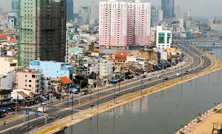 Tuyến đại lộ Đông Tây rất cần một quy chế quản lý kiến trúc phù hợp. Ảnh: ĐỨC TRÍ Tuyến đại lộ Đông Tây rất cần một quy chế quản lý kiến trúc phù hợp. Ảnh: ĐỨC TRÍ