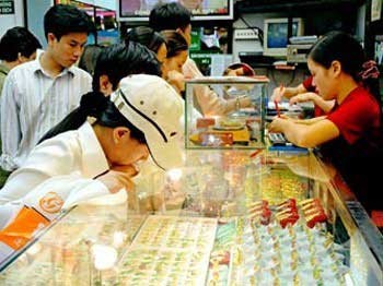 Customers at a gold shop in HCMC. The domestic price of gold has come closer to that on the world market following the PM’s directive to close all gold trading floors operating via domestic accounts from March 31, gold companies said. (Photo: Thehetre.vn) Customers at a gold shop in HCMC. The domestic price of gold has come closer to that on the world market following the PM’s directive to close all gold trading floors operating via domestic accounts from March 31, gold companies said. (Photo: Thehetre.vn)