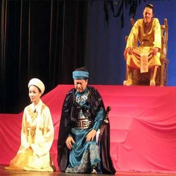 A scene from the play Giai nhan va Anh hung (Beauty and Hero) by Chu Thom. The play won a “Class B” award at the annual VSAA Awards 2009 on March 31 in Hanoi. A scene from the play Giai nhan va Anh hung (Beauty and Hero) by Chu Thom. The play won a “Class B” award at the annual VSAA Awards 2009 on March 31 in Hanoi.