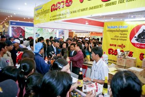 Visitors tour a stall at a fair showcasing high-quality Vietnamese products and exports in 2009 in Phnom Penh, Cambodia. (Photo:SGGP) Visitors tour a stall at a fair showcasing high-quality Vietnamese products and exports in 2009 in Phnom Penh, Cambodia. (Photo:SGGP)
