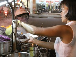 A roadside vendor serves up hot food in a polystyrene foam carryout container (Photo: Thanh nien) A roadside vendor serves up hot food in a polystyrene foam carryout container (Photo: Thanh nien)