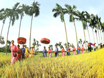 A picture by photographer Tran Duy Thuc is being held at the exhibition. A picture by photographer Tran Duy Thuc is being held at the exhibition.