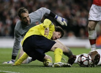 Arsenal's Spanish goalkeeper Manuel Almunia (L) vies with Barcelona's Argentine striker Lionel Messi (R) during their UEFA Champions League quarter-final 1st leg football match against Arsenal at the Emirates Stadium, England, on March 31, 2010. AFP PHOTO Arsenal's Spanish goalkeeper Manuel Almunia (L) vies with Barcelona's Argentine striker Lionel Messi (R) during their UEFA Champions League quarter-final 1st leg football match against Arsenal at the Emirates Stadium, England, on March 31, 2010. AFP PHOTO