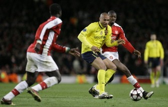 Barcelona's striker Thierry Henry (C) vies with Arsenal's defender Emmanuel Eboue (L) and midfielder Abou Diaby (R) during their UEFA Champions League quarter-final 1st leg football match against Arsenal at the Emirates Stadium on March 31, 2010. AFP PHOTO Barcelona's striker Thierry Henry (C) vies with Arsenal's defender Emmanuel Eboue (L) and midfielder Abou Diaby (R) during their UEFA Champions League quarter-final 1st leg football match against Arsenal at the Emirates Stadium on March 31, 2010. AFP PHOTO