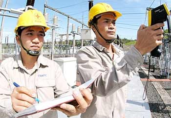 Technicians inspect an electrical line in Vietnam. The Government says it will keep the cost of power unchanged until the end of this year. (Photo: SGGP) Technicians inspect an electrical line in Vietnam. The Government says it will keep the cost of power unchanged until the end of this year. (Photo: SGGP)