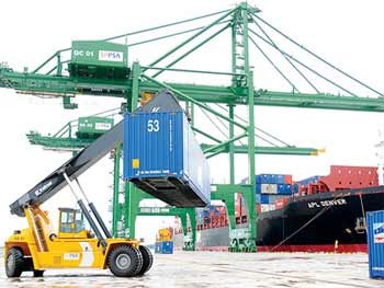 Export cargos are loaded onto a vessel at SP-PSA Port in Ba Ria-Vung Tau Province. The Prime Minister has asked all relevant agencies to create favorable conditions for exporters to lower the high trade deficit. (Photo: SGGP) Export cargos are loaded onto a vessel at SP-PSA Port in Ba Ria-Vung Tau Province. The Prime Minister has asked all relevant agencies to create favorable conditions for exporters to lower the high trade deficit. (Photo: SGGP)
