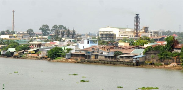 Many factories along the Dong Nai River pour liquid waste into the water, causing heavy pollution to the river (Photo: SGGP) Many factories along the Dong Nai River pour liquid waste into the water, causing heavy pollution to the river (Photo: SGGP)