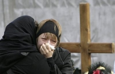 Relatives cry for a victim of the twin suicide bombings in the metro during a funeral ceremony in Moscow. AFP photo Relatives cry for a victim of the twin suicide bombings in the metro during a funeral ceremony in Moscow. AFP photo