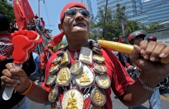 A Red-Shirt supporter attends a protest at the US embassy in Bangkok on April 2, 2010. AFP photo A Red-Shirt supporter attends a protest at the US embassy in Bangkok on April 2, 2010. AFP photo