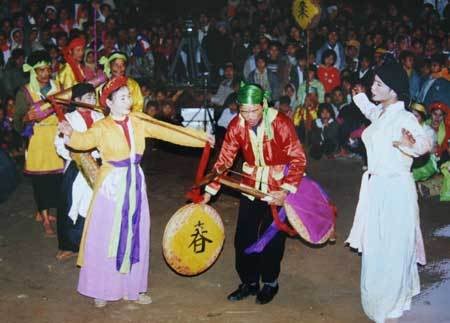 Actors are performing hat xoan at a ceremony in the northern province of Phu Tho Actors are performing hat xoan at a ceremony in the northern province of Phu Tho