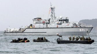 South Korean navy underwater demolition team members on rubber boats search for possible survivors and bodies from the sunken warship on April 2, 2010. AFP photo South Korean navy underwater demolition team members on rubber boats search for possible survivors and bodies from the sunken warship on April 2, 2010. AFP photo