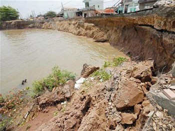 The building of a detour in An Giang Province around a section of Highway 91, which collapsed into the Hau River in late March, is now a week behind schedule (Photo: Tien Phong) The building of a detour in An Giang Province around a section of Highway 91, which collapsed into the Hau River in late March, is now a week behind schedule (Photo: Tien Phong)