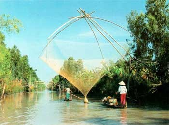Farmers catch fish in a Mekong Delta river. (File photo) Farmers catch fish in a Mekong Delta river. (File photo)