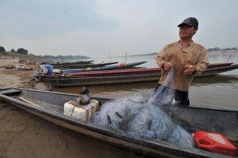 Fisherman Phimmalang Songphet takes off few small fish he caught from Mekong River at Thatkhao village in the suburds of Vientiane on March 27, 2010. AFP photo Fisherman Phimmalang Songphet takes off few small fish he caught from Mekong River at Thatkhao village in the suburds of Vientiane on March 27, 2010. AFP photo