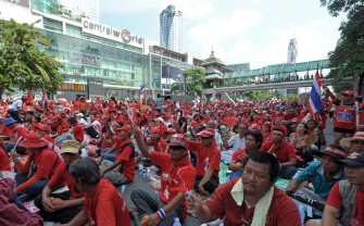 Red Shirts supporters shout slogans during anti-government protests at a tourist hub in Bangkok on April 4, 2010. AFP photo Red Shirts supporters shout slogans during anti-government protests at a tourist hub in Bangkok on April 4, 2010. AFP photo