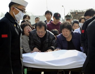 Family members (C) cry as South Korean sailors carry the body of Senior Chief Petty Officer Nam Ki-Hoon, who was one of 46 sailors missing from the ship, at the naval base in Pyeongtaek on April 4, 2010. AFP photo Family members (C) cry as South Korean sailors carry the body of Senior Chief Petty Officer Nam Ki-Hoon, who was one of 46 sailors missing from the ship, at the naval base in Pyeongtaek on April 4, 2010. AFP photo