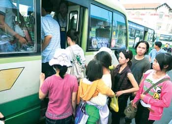 As the number of HCMC residents using public transit is very low, city officials discussed measures on April 4 to improve usage (Photo: SGGP) As the number of HCMC residents using public transit is very low, city officials discussed measures on April 4 to improve usage (Photo: SGGP)