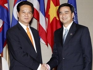 Vietnamese Prime Minister Nguyen Tan Dung (L) meets with his Thai counterpart Abhisit Vejjajiva in Hua Hin, Thailand on April 4 Vietnamese Prime Minister Nguyen Tan Dung (L) meets with his Thai counterpart Abhisit Vejjajiva in Hua Hin, Thailand on April 4