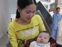 Nguyen Thu Thuy and her three month old child ( Photo: Thanh nien) Nguyen Thu Thuy and her three month old child ( Photo: Thanh nien)