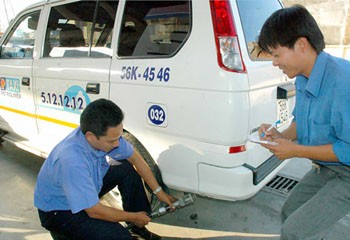 A driver fills up a taxi with gas in HCMC (Photo: SGGP) A driver fills up a taxi with gas in HCMC (Photo: SGGP)