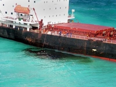 Oil leaks from the Chinese coal carrier the Shen Neng 1 after the vessel ran aground on Australia's Great Barrier Reef off the coast of the state of Queensland late on April 3. (AFP/Queensland Government photo) Oil leaks from the Chinese coal carrier the Shen Neng 1 after the vessel ran aground on Australia's Great Barrier Reef off the coast of the state of Queensland late on April 3. (AFP/Queensland Government photo)