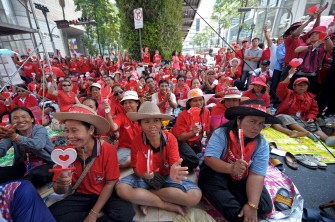 "Red Shirt" supporters chant slogans as they gather during continued anti-government protests in the tourist hub in Bangkok on April 5, 2010. AFP photo "Red Shirt" supporters chant slogans as they gather during continued anti-government protests in the tourist hub in Bangkok on April 5, 2010. AFP photo