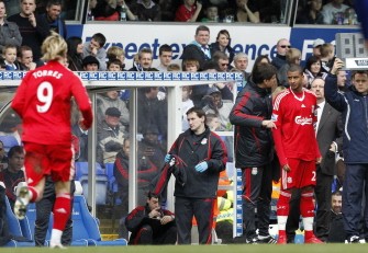 Torres (L) is substituted for David N'Gog (3rdR) during their Premier League football match on April 4, 2010. AFP PHOTO Torres (L) is substituted for David N'Gog (3rdR) during their Premier League football match on April 4, 2010. AFP PHOTO