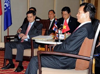 This handout picture released by Thailand's Govenment House shows Vietnam Prime Minister Nguyen Tan Dung (R) sitting next to Thai Prime Minister Abhisit Vejjajiva (L) during the Mekong River Commission Summit Retreat in Hua Hin on April 5, 2010. AFP photo This handout picture released by Thailand's Govenment House shows Vietnam Prime Minister Nguyen Tan Dung (R) sitting next to Thai Prime Minister Abhisit Vejjajiva (L) during the Mekong River Commission Summit Retreat in Hua Hin on April 5, 2010. AFP photo