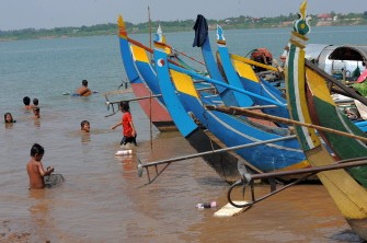 Children swim along the Mekong river in Phnom Penh, Cambodia on April 5, 2010. AFP photo Children swim along the Mekong river in Phnom Penh, Cambodia on April 5, 2010. AFP photo