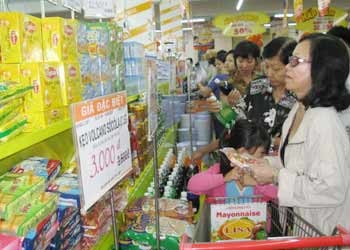 Customers shop at a Co.op Mart supermarket on Cong Quynh Street in HCMC. During an online conference on April 5, the Government and agencies discussed solutions to control prices, preventing high inflation, and ensuring growth of 6.5 percent this year. (Photo: Viet Bao) Customers shop at a Co.op Mart supermarket on Cong Quynh Street in HCMC. During an online conference on April 5, the Government and agencies discussed solutions to control prices, preventing high inflation, and ensuring growth of 6.5 percent this year. (Photo: Viet Bao)