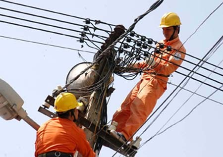 Employees of an electric company carry out work on a set of wires. Prime Minster Nguyen Tan Dung April 5 orders authorities to ensure electricity supply during the dry season this year. Employees of an electric company carry out work on a set of wires. Prime Minster Nguyen Tan Dung April 5 orders authorities to ensure electricity supply during the dry season this year.