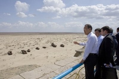 UN Secretary-General Ban Ki-moon visits the Aral Sea, Muynak, a former port city with a cemetery of ships in Nukus, Uzbekistan. (AFP Photo) UN Secretary-General Ban Ki-moon visits the Aral Sea, Muynak, a former port city with a cemetery of ships in Nukus, Uzbekistan. (AFP Photo)