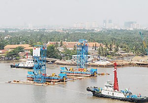 The second section of the Thu Thiem Tunnel project is towed on the Saigon River on April 5, 2010. (Photo: SGGP) The second section of the Thu Thiem Tunnel project is towed on the Saigon River on April 5, 2010. (Photo: SGGP)