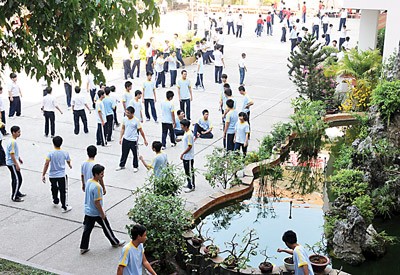 Students play in the schoolyard of Luong The Vinh High School, District 1, Ho Chi Minh City. (Photo: Mai Hai) Students play in the schoolyard of Luong The Vinh High School, District 1, Ho Chi Minh City. (Photo: Mai Hai)