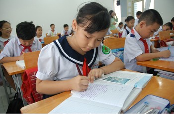 5 -grade pupils study Vietnamese language at Nguyen Van Troi junior school in district 4, Ho Chi Minh City (Photo: Mai hai) 5 -grade pupils study Vietnamese language at Nguyen Van Troi junior school in district 4, Ho Chi Minh City (Photo: Mai hai)