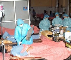 Doctors of Bach Mai Hospital in Hanoi treat diarhea patients. A severe epidemic of acute diarrhea strikes the country last year Doctors of Bach Mai Hospital in Hanoi treat diarhea patients. A severe epidemic of acute diarrhea strikes the country last year