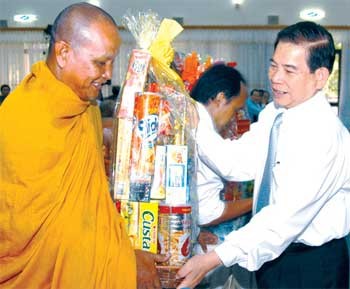 President Nguyen Minh Triet offers a gift to a Khmer monk on April 6 while attending a gathering ahead of the Khmer people’s New Year’s festival, Chol Chnam Thmay (Photo: SGGP) President Nguyen Minh Triet offers a gift to a Khmer monk on April 6 while attending a gathering ahead of the Khmer people’s New Year’s festival, Chol Chnam Thmay (Photo: SGGP)