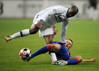 Aleksei Berezutski (R) of Russia's CSKA vies for the ball with Inter Milan's Samuel Eto'o during the UEFA Champions League second leg football match between Inter Milan and Cska Moscow at Luzhniki stadium in Moscow on April 06, 2010. AFP PHOTO Aleksei Berezutski (R) of Russia's CSKA vies for the ball with Inter Milan's Samuel Eto'o during the UEFA Champions League second leg football match between Inter Milan and Cska Moscow at Luzhniki stadium in Moscow on April 06, 2010. AFP PHOTO