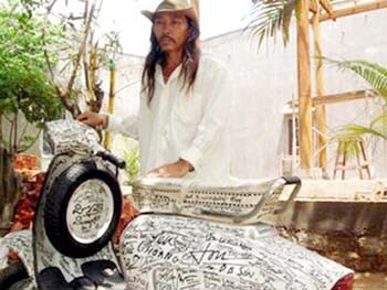 Nguyen Dat Duc, pictured beside his 1949 Italian Lambretta Special motorbike, before he sold it (Photo: SGGP) Nguyen Dat Duc, pictured beside his 1949 Italian Lambretta Special motorbike, before he sold it (Photo: SGGP)