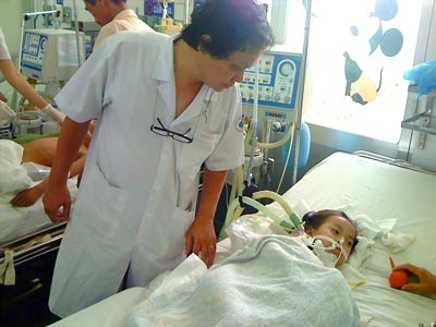 Dr. Truong Huu Khanh, head of the Children Hospital l’s Neurology Department of Infection, is examining an encephalitis child (Photo: SGGP) Dr. Truong Huu Khanh, head of the Children Hospital l’s Neurology Department of Infection, is examining an encephalitis child (Photo: SGGP)