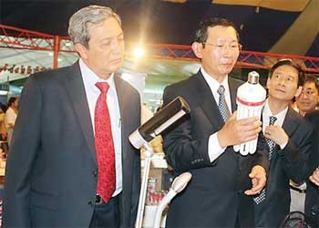 Chairman of the An Giang Province People’s Committee, Lam Minh Chieu (L), and Cambodian Trade Minister Cham Pradish (C) visit the Trade Fair of High-Quality Vietnamese Goods and Exports in Phnom Penh, Cambodia, which ended April 7. (Photo: SGGP) Chairman of the An Giang Province People’s Committee, Lam Minh Chieu (L), and Cambodian Trade Minister Cham Pradish (C) visit the Trade Fair of High-Quality Vietnamese Goods and Exports in Phnom Penh, Cambodia, which ended April 7. (Photo: SGGP)